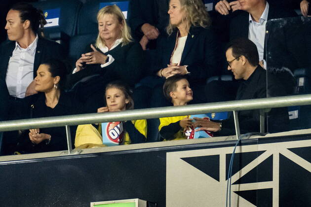 Kronprinsessan Victoria, prinsessan Estelle, prins Oscar och prins Daniel pa läktaren under VM-kvalmatchen i grupp B mellan Sverige och Kosovo pa Friends arena Stockholm Sverige SPO x2512x