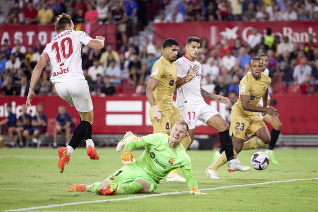 Sevilla FC v FC Barcelona, Barca LaLiga Santander, Seville, Spain Seville, Spain. 03rd September 2022. Ivan Rakitic (10) of Sevilla FC and Marc-Andre ter Stegen (1) of FC Barcelona seen during the LaLiga Santander match between Sevilla FC and FC Barcelona at Estadio Ramon Sanchez Pizjuan in Seville. Seville Andalucia Spain Estadio Ramon Sanchez Pizjuan  Copyright: xGonzalesxPhoto JesusxRuizxMedinax