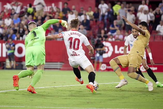 Sevilla FC v FC Barcelona, Barca LaLiga Santander, Seville, Spain Seville, Spain. 03rd September 2022. Ivan Rakitic (10) of Sevilla FC and Marc-Andre ter Stegen (1) of FC Barcelona seen during the LaLiga Santander match between Sevilla FC and FC Barcelona at Estadio Ramon Sanchez Pizjuan in Seville. Seville Andalucia Spain Estadio Ramon Sanchez Pizjuan Copyright: xGonzalesxPhoto JesusxRuizxMedinax