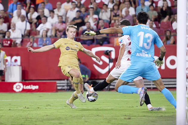 Sevilla FC v FC Barcelona, Barca LaLiga Santander, Seville, Spain Seville, Spain. 03rd September 2022. Frenkie De Jong (21) of FC Barcelona seen during the LaLiga Santander match between Sevilla FC and FC Barcelona at Estadio Ramon Sanchez Pizjuan in Seville. Seville Andalucia Spain Estadio Ramon Sanchez Pizjuan Copyright: xGonzalesxPhoto JesusxRuizxMedinax