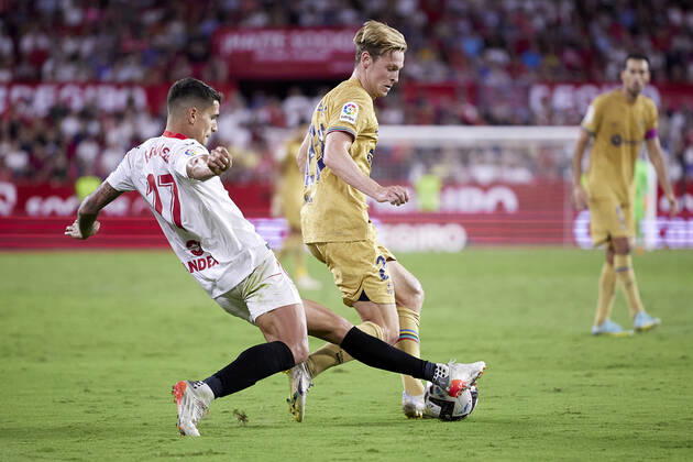 Sevilla FC v FC Barcelona, Barca LaLiga Santander, Seville, Spain Seville, Spain. 03rd September 2022. Frenkie De Jong (21) of FC Barcelona and Erik Lamela (17) of Sevilla FC seen during the LaLiga Santander match between Sevilla FC and FC Barcelona at Estadio Ramon Sanchez Pizjuan in Seville. Seville Andalucia Spain Estadio Ramon Sanchez Pizjuan Copyright: xGonzalesxPhoto JesusxRuizxMedinax