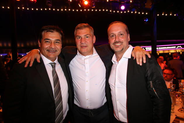 Boxen: Herqul 2022 - German Boxing Award, Berlin, 04.09.2022 v.l.: Erol Ceylan, Daiusz Michaelczewski und Alex Christensen Berlin Germany