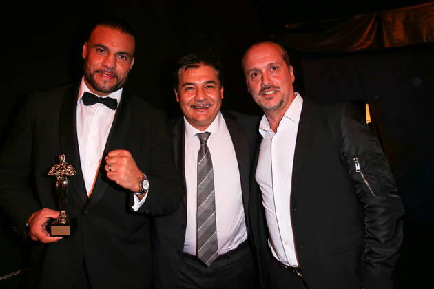 Boxen: Herqul 2022 - German Boxing Award, Berlin, 04.09.2022 Auszeichnung Comeback des Jahres: Mahmoud Manuel Charr, Promoter Erol Ceylan (EC Boxing) und Alex Christensen Berlin Germany
