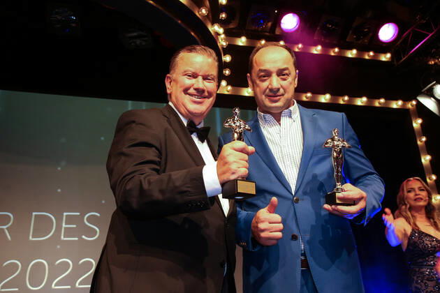 Boxen: Herqul 2022 - German Boxing Award, Berlin, 04.09.2022 Trainer des Jahres: Jörg Lubrich nimmt den Preis für Connie Mittermeyer (Trainer des Jahres) entgegen, Bülent Baser (auch Trainer des Jahres) Berlin Germany
