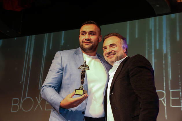 Boxen: Herqul 2022 - German Boxing Award, Berlin, 04.09.2022 Boxer des Jahres: Ali Eren Demirecen (EC Boxing) und Laudator Oktay Kaynarca Berlin Germany
