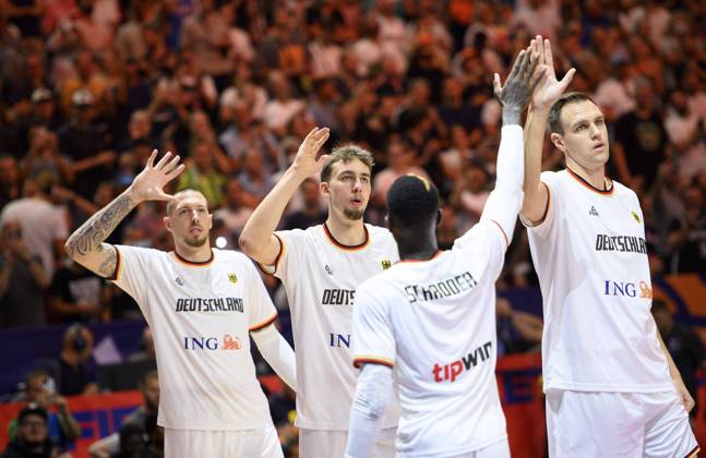 v.l. Daniel THEIS (GER), Franz WAGNER (GER), Dennis SCHROEDER (Schröder) (GER), Johannes VOIGTMANN (GER) klatschen sich ab, Deutschland (GER) - Slowenien (SLO) 80:88, Vorrunde Gruppe B, am 06.09.2022 in Koeln. Basketball Europameisterschaft EuroBasket 2022 in Deutschland, vom 01.09. - 18.09.2022. Â