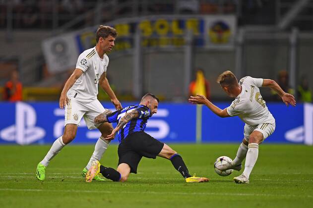 07.09.2022, Fussball UEFA Championsleague 2022 2023: Vorrunde 1.Spieltag, Inter Mailand - FC Bayern München, Giuseppe Meazza Stadion Mailand. v.li: Thomas Müller (FC Bayern München) , Marcelo Brozovic (Mailand), Joshua Kimmich (FC Bayern München),