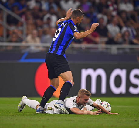 07.09.2022, Fussball UEFA Championsleague 2022 2023: Vorrunde 1.Spieltag, Inter Mailand - FC Bayern München, Giuseppe Meazza Stadion Mailand. v.li: Edin Dzeko (Mailand) gegen Matthijs de Ligt (FC Bayern München)