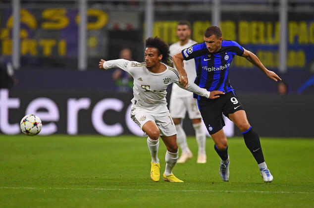 07.09.2022, Fussball UEFA Championsleague 2022 2023: Vorrunde 1.Spieltag, Inter Mailand - FC Bayern München, Giuseppe Meazza Stadion Mailand. v.li: Leroy Sane (Bayern München) gegen Edin Dzeko (Mailand)