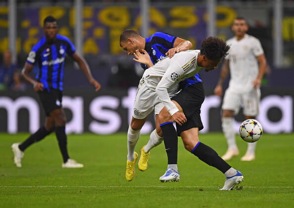 07.09.2022, Fussball UEFA Championsleague 2022 2023: Vorrunde 1.Spieltag, Inter Mailand - FC Bayern München, Giuseppe Meazza Stadion Mailand. v.li: Leroy Sane (Bayern München) gegen Edin Dzeko (Mailand)