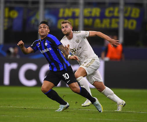 07.09.2022, Fussball UEFA Championsleague 2022 2023: Vorrunde 1.Spieltag, Inter Mailand - FC Bayern München, Giuseppe Meazza Stadion Mailand. v.li: Lautaro Martinez (Mailand) gegen Matthijs de Ligt (FC Bayern München)
