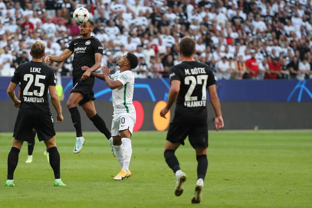 xMHx - UEFA Champions League: Eintracht Frankfurt - Sporting Lissabon am 07.09.2022 im Deutsche Bank Park in Frankfurt Djibril Sow (Frankfurt 8) gegen Marcus Edwards (Sporting 10)