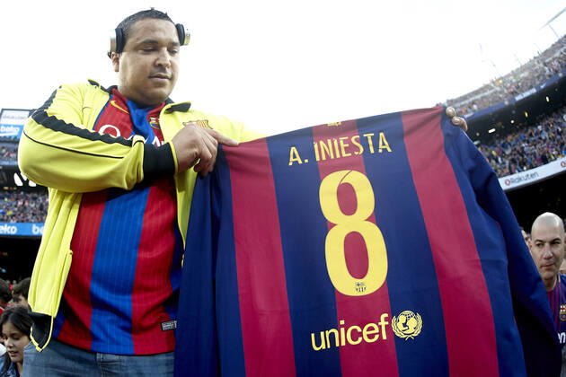 FC Barcelona, Barca v Real Madrid CF. La Liga date 36, Camp Nou stadium, Barcelona, Spain - 06 May 2018 Andres Iniesta and FC Barcelona fan before the kick off. Barcelona SPA Copyright: xBaguxBlancox I0000vvClT5RVyrw