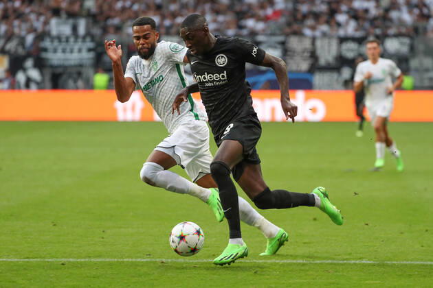 xMHx - UEFA Champions League: Eintracht Frankfurt - Sporting Lissabon am 07.09.2022 im Deutsche Bank Park in Frankfurt Randal Kolo Muani (Frankfurt 9) gegen Jeremiah St Juste (Sporting 3)