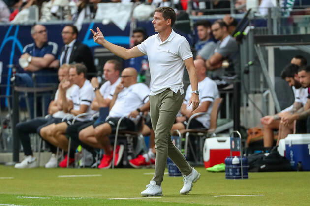 xMHx - UEFA Champions League: Eintracht Frankfurt - Sporting Lissabon am 07.09.2022 im Deutsche Bank Park in Frankfurt Trainer Oliver Glasner (Frankfurt) gestikuliert
