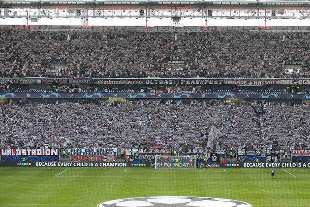 xMHx - UEFA Champions League: Eintracht Frankfurt - Sporting Lissabon am 07.09.2022 im Deutsche Bank Park in Frankfurt Die Fans von Eintracht Frankfurt präsentieren in der Nordwestkurve eine Schalparade