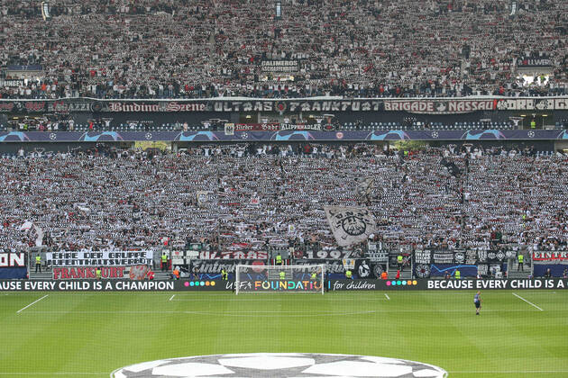 xMHx - UEFA Champions League: Eintracht Frankfurt - Sporting Lissabon am 07.09.2022 im Deutsche Bank Park in Frankfurt Die Fans von Eintracht Frankfurt präsentieren in der Nordwestkurve eine Schalparade