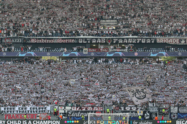 xMHx - UEFA Champions League: Eintracht Frankfurt - Sporting Lissabon am 07.09.2022 im Deutsche Bank Park in Frankfurt Die Fans von Eintracht Frankfurt präsentieren in der Nordwestkurve eine Schalparade