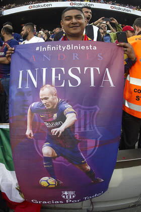 FC Barcelona, Barca v Real Madrid CF. La Liga date 36, Camp Nou stadium, Barcelona, Spain - 06 May 2018 Andres Iniesta and FC Barcelona fan before the kick off. Barcelona SPA Copyright: xBaguxBlancox I0000c2Hl7jVPpmI
