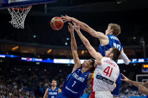 Bilder des Jahres 2022, Sport 09 September Sport Themen der Woche KW37 Basketball Berlin 13.09.2022 Eurobasket 2022 Viertelfinale Spanien (ESP) - Finnland (FIN) Lauri Markkanen (Finnland, No.23) Shawn Huff (Finnland, No.07) Juancho Hernangomez (Spanien, No.41)