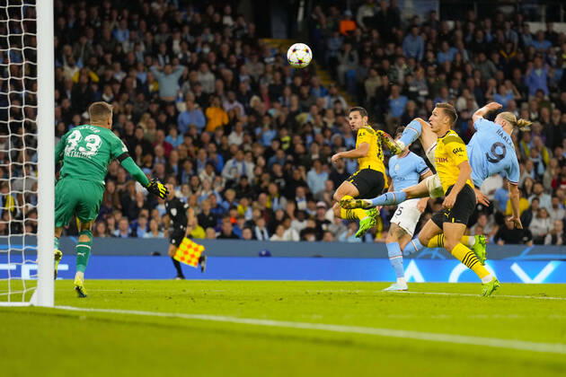 Manchester, United Kingdom 20220914. Manchester City s Erling Braut Haaland scores on Dortmund s goalkeeper Alexander Meyer (left) during the Champions League soccer match between Manchester City and Borussia Dortmund at the Etihad Stadium. Manchester Great Britain xx Copyright: xFredrikxVarfjellx JiJoXNbwrgY