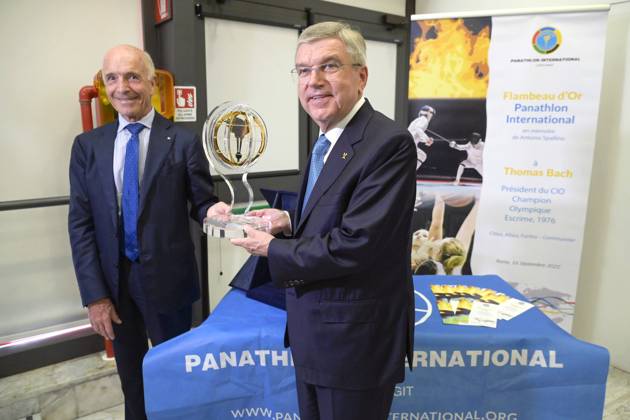 Bilder des Jahres 2022, Sport 09 September Sport Themen der Woche KW37 Sport Bilder des Tages Pierre Zappelli überreicht Thomas Bach den Flambeau d Or Award 2022 des Sportverbands Panathlon International im CONI Center. Rom, 16.09.2022