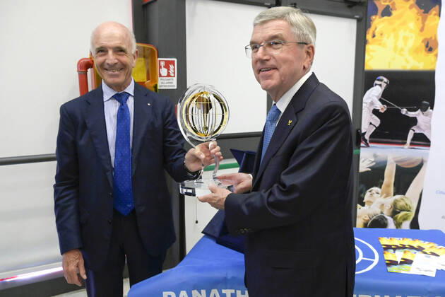 Pierre Zappelli überreicht Thomas Bach den Flambeau d Or Award 2022 des Sportverbands Panathlon International im CONI Center. Rom, 16.09.2022
