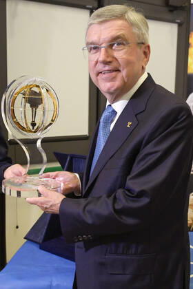 Thomas Bach erhält den Flambeau d Or Award 2022 des Sportverbands Panathlon International im CONI Center. Rom, 16.09.2022