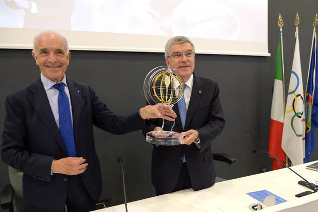 Pierre Zappelli überreicht Thomas Bach den Flambeau d Or Award 2022 des Sportverbands Panathlon International im CONI Center. Rom, 16.09.2022