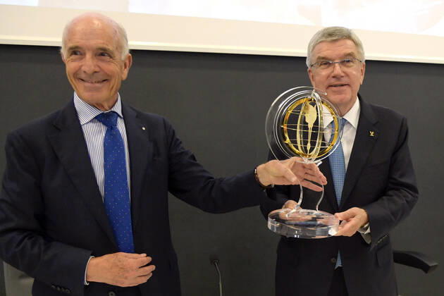 Pierre Zappelli überreicht Thomas Bach den Flambeau d Or Award 2022 des Sportverbands Panathlon International im CONI Center. Rom, 16.09.2022