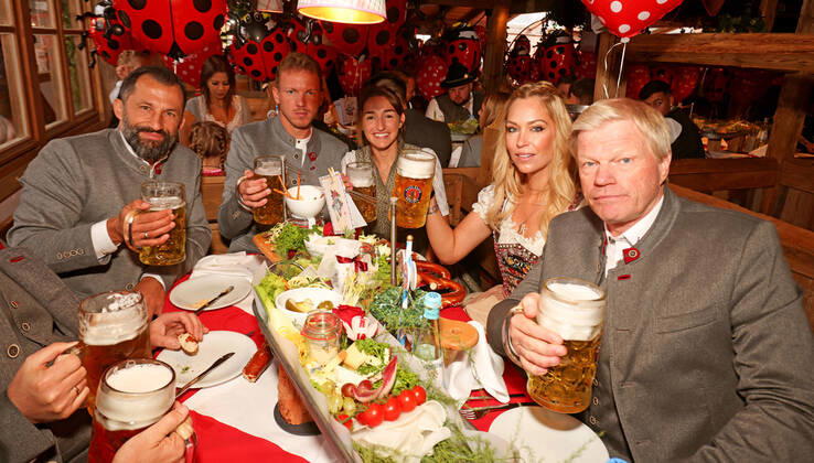 Bilder des Jahres 2022, Sport 09 September Sport Themen der Woche KW37 Sport Bilder des Tages 18.09.2022, Fussball 1. Bundesliga 2022 2023, FC Bayern München Spieler besuchen das Oktoberfest beim Biersponsor am Käferzelt. (Poolfoto), v.li: Sportdirektor Hasan Salihamidzic (Bayern München), Trainer Julian Nagelsmann (FC Bayern München) mit seiner Lebensgefährtin Lena Wurzenberger, Svenja Kahn, Ehefrau Vorstandsmitglied Oliver Kahn (re, Bayern München)