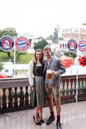 Thomas MUELLER (MÜLLER,Bayern Muenchen) mit Ehefrau Lisa in bayerischer Tracht und Mass Bier. Fussball FC Bayern Muenchen, traditioneller Oktoberfestbesuch in der Kaefer Schaenke am 18.09.2022 in Muenchen Deutschland.