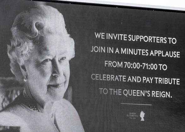 Bilder des Jahres 2022, Sport 09 September Sport Themen der Woche KW37 Sport Bilder des Tages 18th September 2022; Gtech Community Stadium, Brentford, London, England; Premier League football, Brentford versus Arsenal: Tributes to Her Majesty Queen Elizabeth II displayed on the score board during the 2nd half  ActionPlus12427732 JohnxPatrickxFletcher