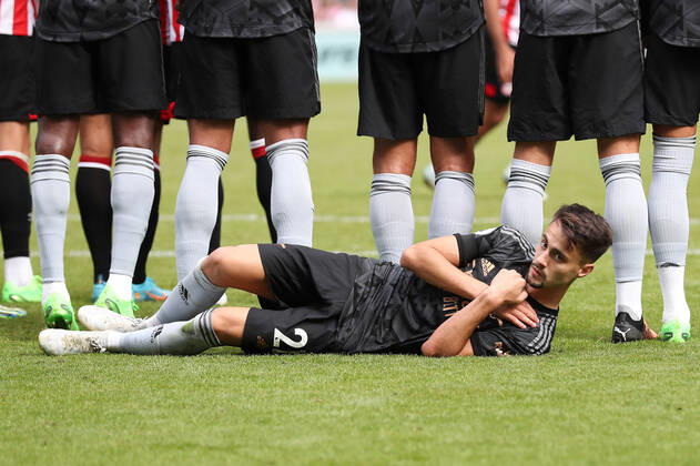 Brentford v Arsenal 18 September 2022, London - Premier League Football - Brentford v Arsenal - Fabio Vieira of Arsenal lays down behind the ball - Photo: Jacques Feeney Offside. London UK Copyright: xJacquesxFeeneyx xOffsidexOffside