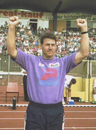 Aus 2. BL. Saison 1992 93 Hannover 96 - VfL Wolfsburg 3:1 am 27.07 2992. Im Foto: Gewonnen. Han96 Trainer Eberhard Vogel