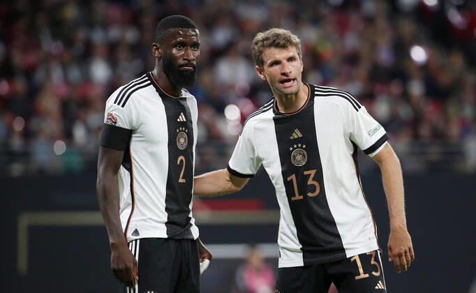 Antonio Rüdiger, Thomas Müller redend Aktion Oberkoerper Oberkörper Fußball Fussball UEFA Nations League Nationalmannschaft DFB Herren Saison 2022 2023 23.09.2022 Deutschland GER vs. Ungarn HUN DFL regulations prohibit any use of photographs as image sequences and or quasi-video.