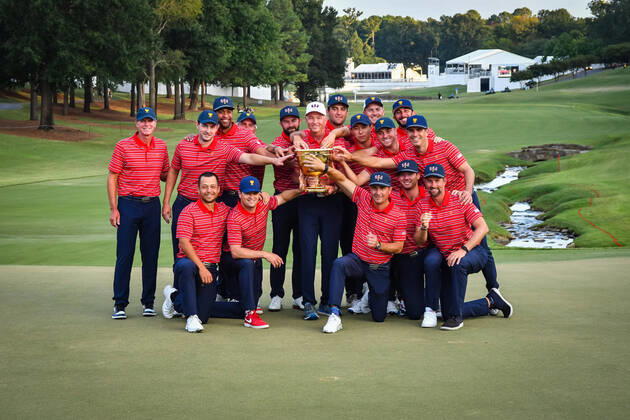 Bilder des Jahres 2022, Sport 09 September Sport Themen der Woche KW38 Sport Bilder des Tages September 25, 2022: The United State team with the trophy after winning the Presidents Cup at Quail Hollow Club in Charlotte, NC. CSM Charlotte USA - ZUMAc04_ 20220925_zaf_c04_077 Copyright: xBrianxBishopx