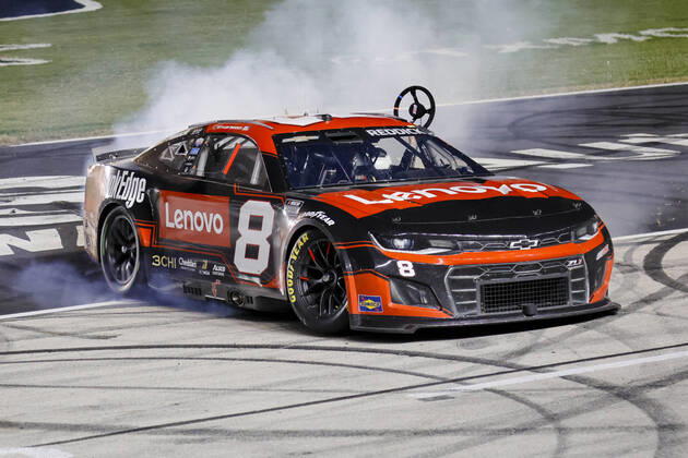 Bilder des Jahres 2022, Sport 09 September Sport Themen der Woche KW38 Sport Bilder des Tages FORT WORTH, TX - SEPTEMBER 25: Tyler Reddick ( 8 Richard Childress Racing Lenovo ThinkEdge Chevrolet) does a burnout and holds his steering wheel out the window after winning the NASCAR, Motorsport, USA Cup Series Playoff Autotrader EchoPark Automotive 500 on September 25, 2022 at Texas Motor Speedway in Fort Worth, Texas. (Photo by Matthew Pearce Icon Sportswire) AUTO: SEP 25 NASCAR Cup Series Playoff Autotrader EchoPark Automotive 500 Icon1692209253097500