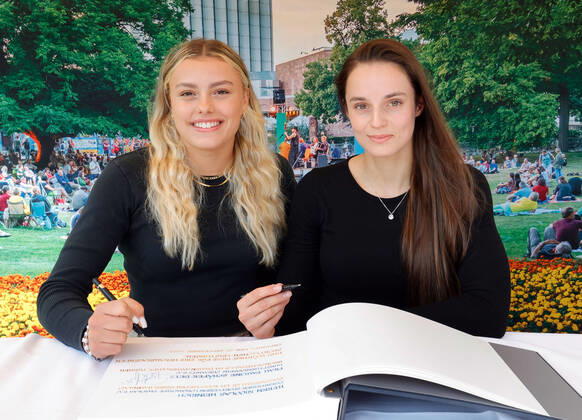 Bilder des Jahres 2022, Sport 09 September Sport Themen der Woche KW38 Sport Bilder des Tages Eintrag in Goldenes Buch 25.09.2022, Chemnitz, Küchwaldwiese Sportler tragen sich in Anwesenheit des Chemnitzer Oberbürgermeisters Sven Schulze für ihre herausragenden Leistungen im Jahr 2022 in das Goldene Buch des Sports ein. Unter anderem Emma Malewski vom TuS 1861 Chemnitz- Altendorf e.V., Golmedaillen- Gewinnerin am Schwebebalken bei den European Champinchips 2022 in München und Pauline Schäfer- Betz vom Kunstturnverein Chemnitz e.V. Gewinnerin der Bronzemedaille im Damen-Mehrkampf Turnen bei den European Chabionchips 2022 in München. vl: Emma Malewski und Pauline Schäfer-Betz Chemnitz Sachsen BRD