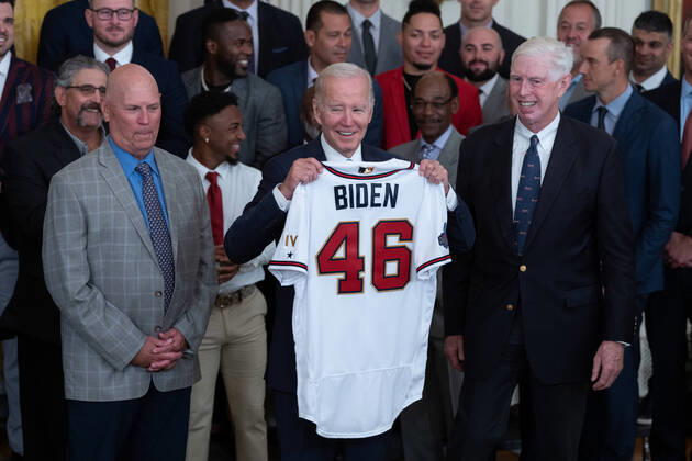 Bilder des Jahres 2022, Sport 09 September Sport Themen der Woche KW39 Sport Bilder des Tages United States President Joe Biden poses for photos with a team jersey presented to him during a ceremony welcoming the Atlanta Braves to the White House in Washington, DC to celebrate their 2021 World Series championship, September 26, 2022.  WASP20220926102 ChrisxKleponis
