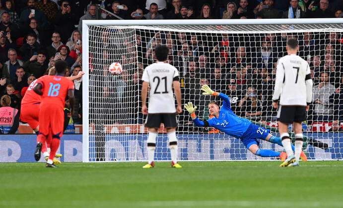 Fussball International UEFA Nations League in Wembley England - Deutschland 26.09.2022 Harry Kane (li, England) erzielt das Tor zum 2:3. Marc-Andre der Stegen (re, Deutschland) kommt zu spaet