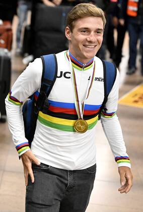 Bilder des Jahres 2022, Sport 09 September Sport Themen der Woche KW39 ZAVENTEM, BELGIUM - SEPTEMBER 27 : World Road cycling, Rad, Radsport, Strasse Champion Evenepoel Remco arrives at Brussels Airport on September 27, 2022 in Zaventem, Belgium, 27 09 2022 ( arrival of Remco Evenepoel PhotoNews Panoramic 