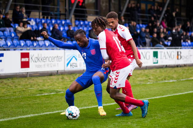 Denmark U19 v England U19, UEFA U19 Championship qualifier, Hobro, Denmark Hobro, Denmark. 27th, September 2022. Isaac Mabaya (17) of England and Patrick Dorgu (13) of Denmark seen during the UEFA U19 Championship qualifier between Denmark and England at DS Arena in Hobro. Hobro Denmark Copyright: xGonzalesxPhoto BalazsxPopalx