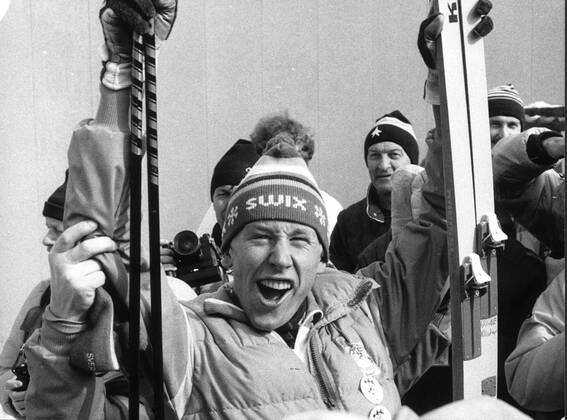 SARAJEVO 19840216 - Gunde Svan jublar efter OS-segern i skidstafetten. SARAJEVO JUGOSLAVIEN OS x1003x