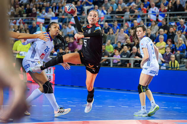Bilder des Jahres 2022, Sport 09 September Sport Themen der Woche KW39 Sport Bilder des Tages Handball, Frauen: Länderspiel, Frankreich - Deutschland v.li. Pauletta Foppa (Frankreich), Johanna Stockschläder Stockschlaeder (Deutschland Thueringer HC) Metz Arenes de Metz Frankreich