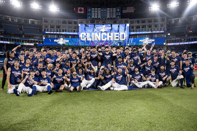 Bilder des Jahres 2022, Sport 09 September Sport Themen der Woche KW39 Sport Bilder des Tages September 30, 2022, TORONTO, ON, CANADA: The Toronto Blue Jays and team personnel celebrates clinching a playoff spot after defeating the Boston Red Sox in AL MLB, Baseball Herren, USA baseball action in Toronto on Friday, September 30, 2022. Canada News - September 30, 2022 - ZUMAc35_ 20220930_zaf_c35_268 Copyright: xChristopherxKatsarovx