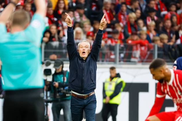 Bilder des Jahres, Sport 10 Oktober Sport Themen der Woche KW39 Christian Streich (SC Freiburg, Trainer) Geste, Gestik, gestikuliert , GER, SC Freiburg vs. 1. FSV Mainz 05, Fussball, Bundesliga, 8. Spieltag, Spielzeit 2022 2023, 01.10.2022 DFL REGULATIONS PROHIBIT ANY USE OF PHOTOGRAPHS AS IMAGE SEQUENCES AND OR QUASI-VIDEO. GER, SC Freiburg vs. 1. FSV Mainz 05, Fussball, Bundesliga, 8. Spieltag, Spielzeit 2022 2023, 01.10.2022 Freiburg im Breisgau Copyright: xEibner-Pressefoto GrantxHubbsx EP_GHS