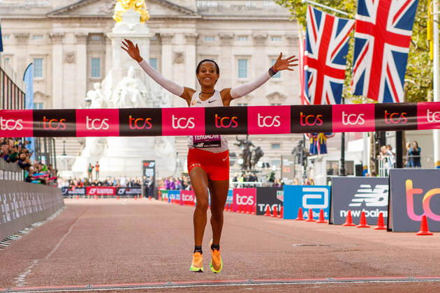 Bilder des Jahres, Sport 10 Oktober Sport Themen der Woche KW39 Sport Bilder des Tages (221002) -- LONDON, Oct. 2, 2022 -- Ethiopia s Yalemzerf Yehualaw crosses the finish line as she wins the women s elite race at 2022 London Marathon in London, Britain, Oct. 2, 2022. (Photo by Tim Ireland Xinhua) (SP)BRITAIN-LONDON-LONDON MARATHON 2022 LixYing 