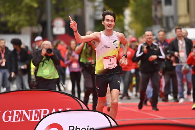 Bilder des Jahres, Sport 10 Oktober Sport Themen der Woche KW39 Sport Bilder des Tages Tobias Blum gewinnt bei den Männern den 24. Generali Köln Marathon 2022. Köln, 02.10.2022