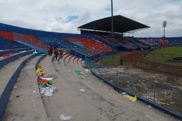 Bilder des Jahres, Sport 10 Oktober Sport Themen der Woche KW40 Sport Bilder des Tages (221003) -- MALANG, Oct. 3, 2022 -- Photo taken on Oct. 3, 2022 shows a view of the Kanjuruhan Stadium in Malang, East Java, Indonesia. The stampede occurred late Saturday at the Kanjuruhan Stadium in Malang regency after Arema Malang club lost to Persebaya Surabaya in an Indonesian league football match. (Photo by Xinhua) INDONESIA-MALANG-FOOTBALL MATCH-STAMPEDE-AFTERMATH BayuxNovanta 